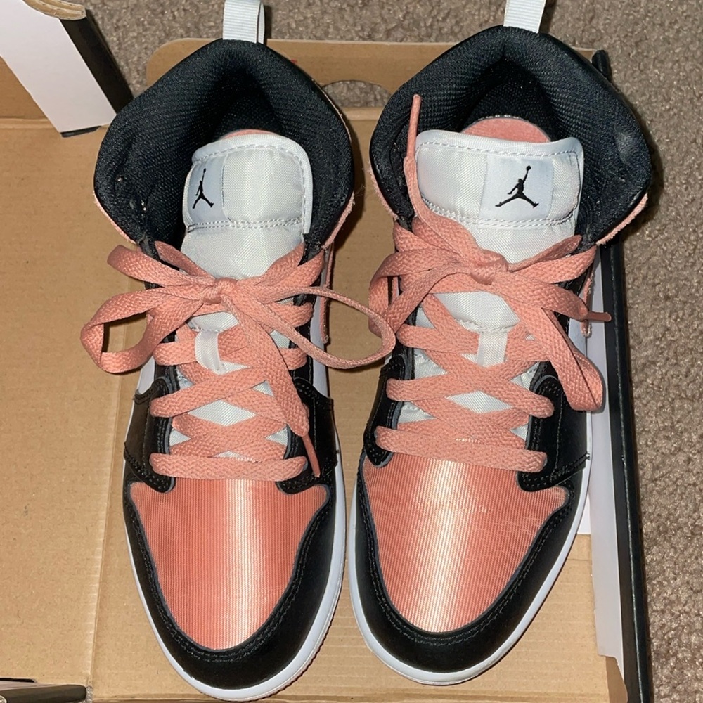 Jordan 1’s mid pink salmon color